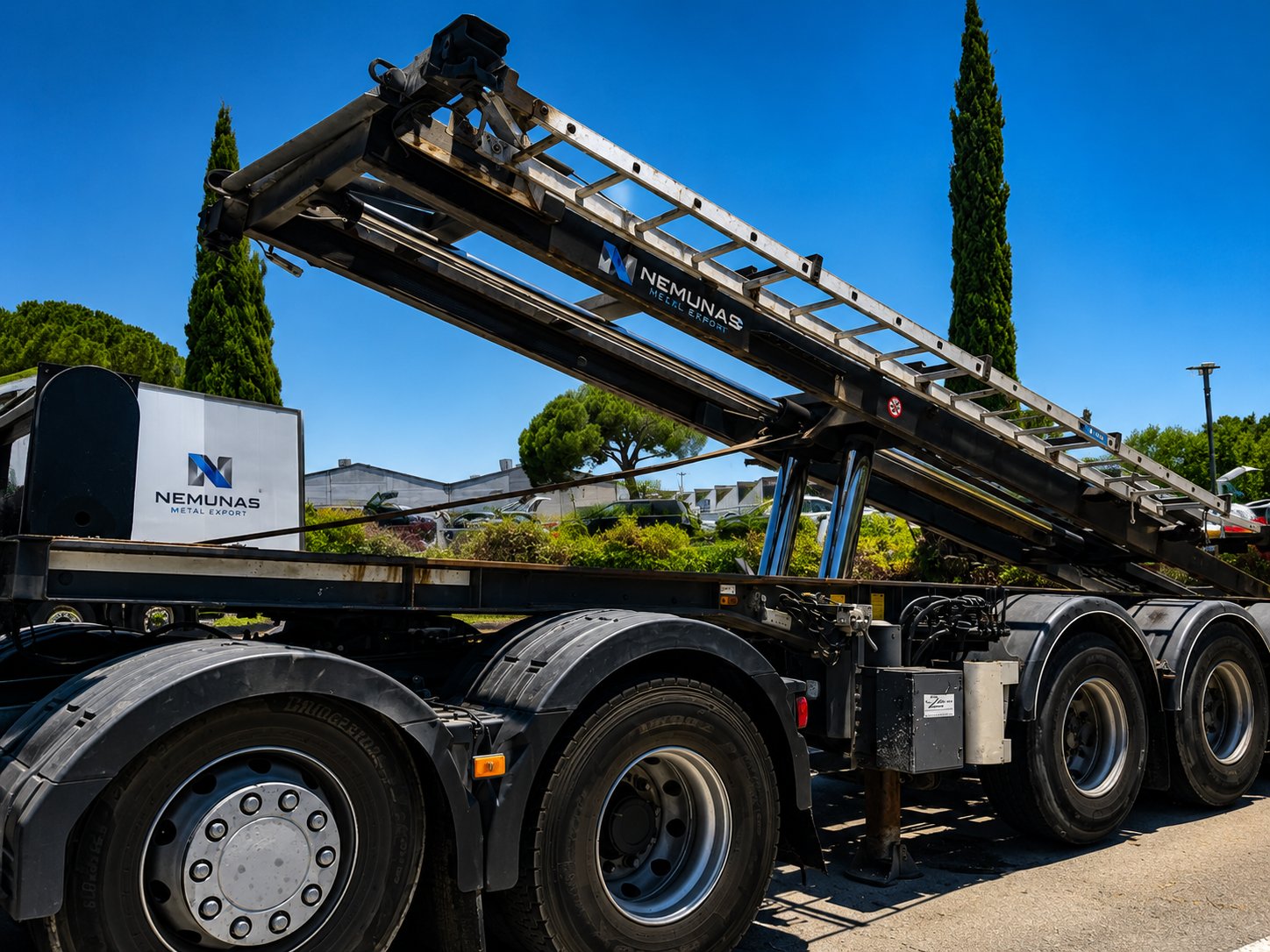 Semirremolque bolquete Nemunas con plataforma hidráulica elevada